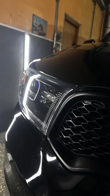 Detal reflektora i lśniącego lakieru Audi w Point4Car